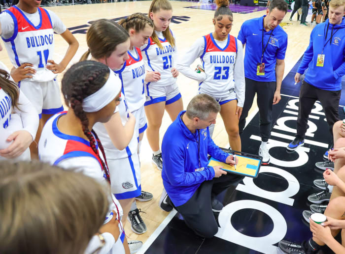 Folsom coach Lynn Woking draws up a play for the Bulldogs.